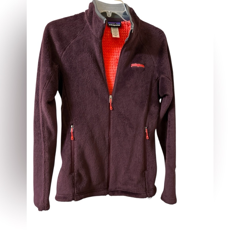 Patagonia R4 women’s full zipper jacket in a plum lining is orange coral size M